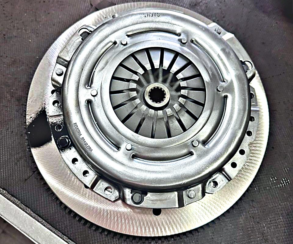 Plato de embrague Sachs montado sobre el volante rectificado, en el mostrador del taller