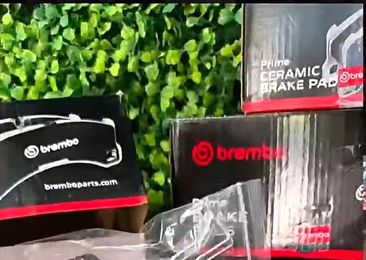 Cajas de pastillas de freno ceramicas Brembo en el mostrador